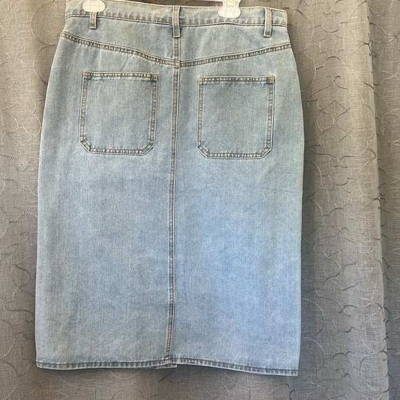 Denim Button-Front Skirt 🆕 - Picture 2 of 12